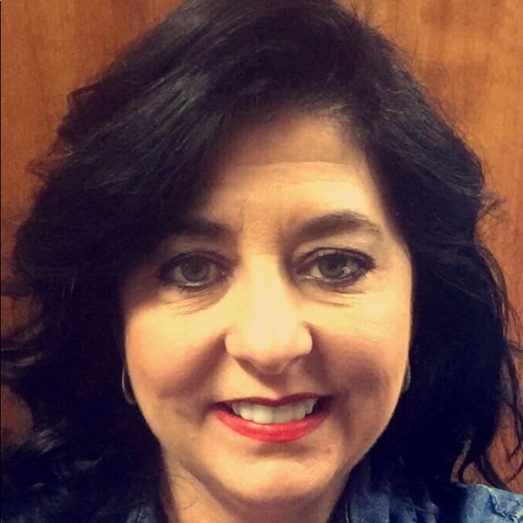 Meet your Posher, Stephanie - Picture 2 of 2